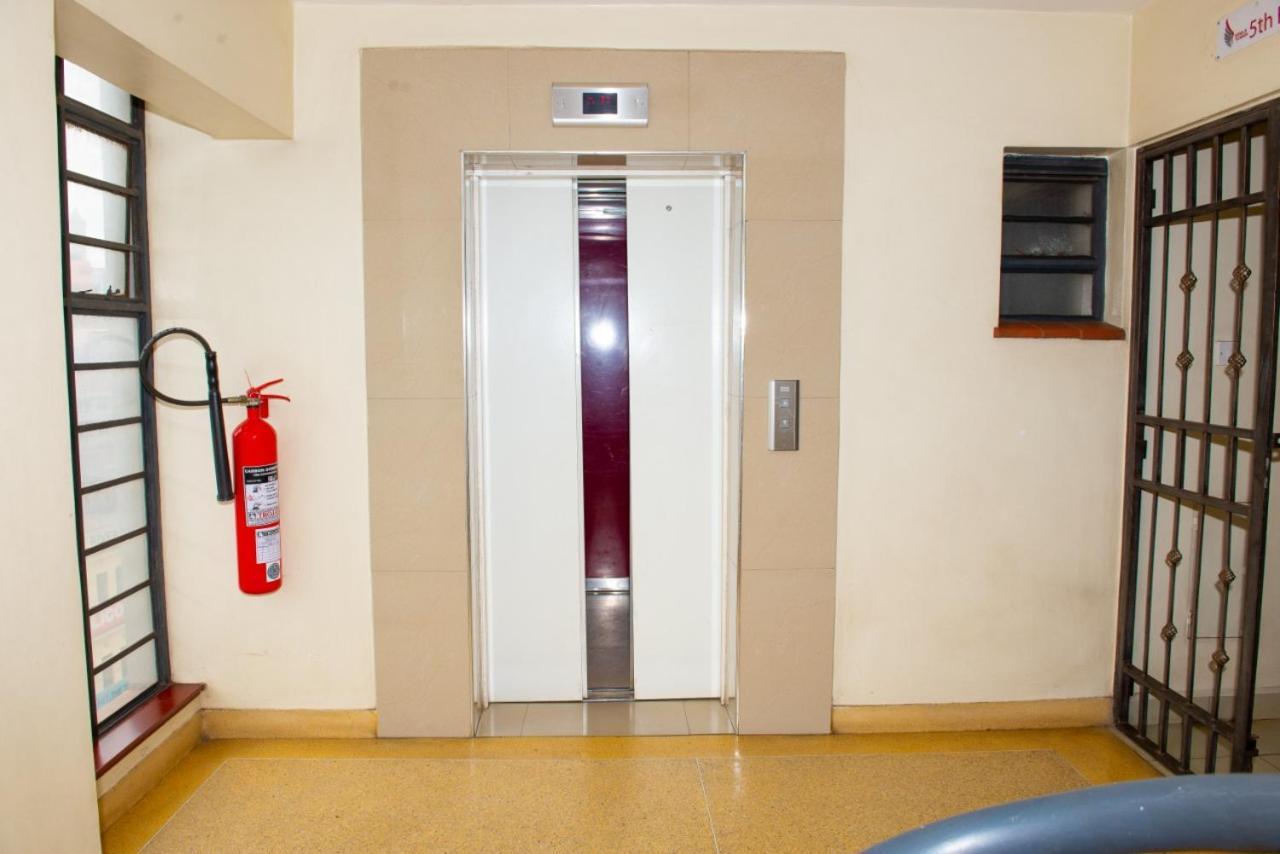 Mercy-phillips Located At Eagle Tower Building Centre अपार्टमेंट *