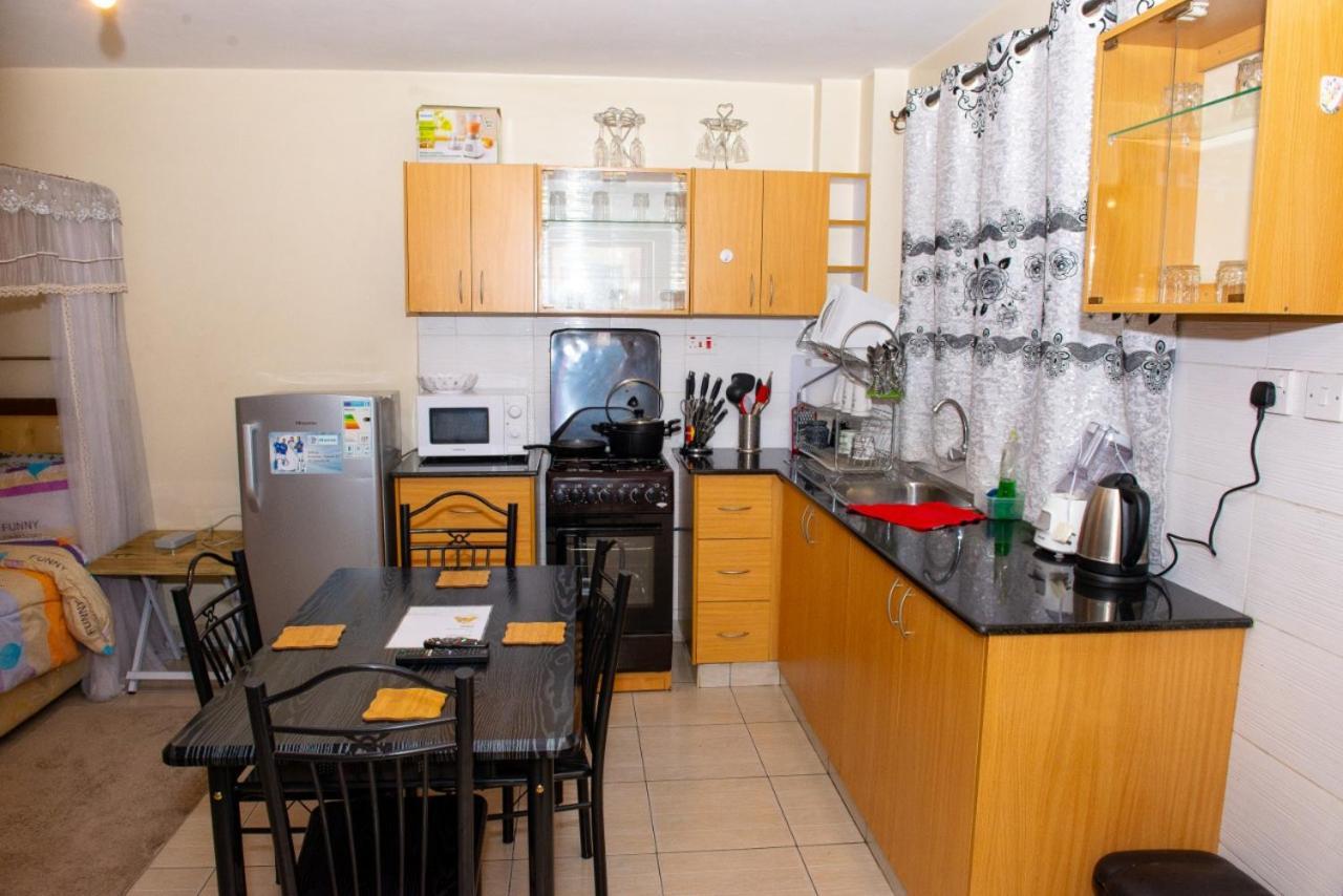 Mercy-phillips Located At Eagle Tower Building Centre Apartment *