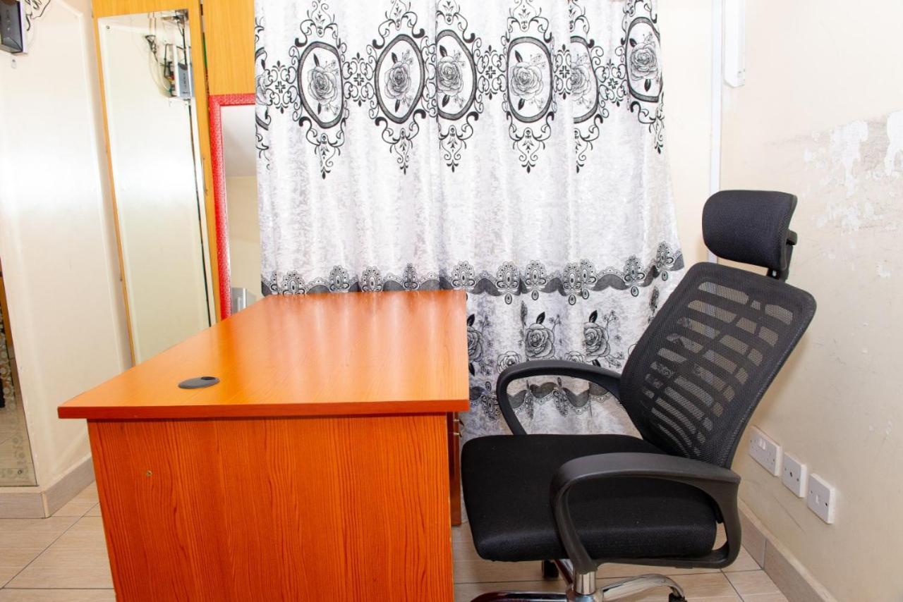 Mercy-phillips Located At Eagle Tower Building Centre अपार्टमेंट *
