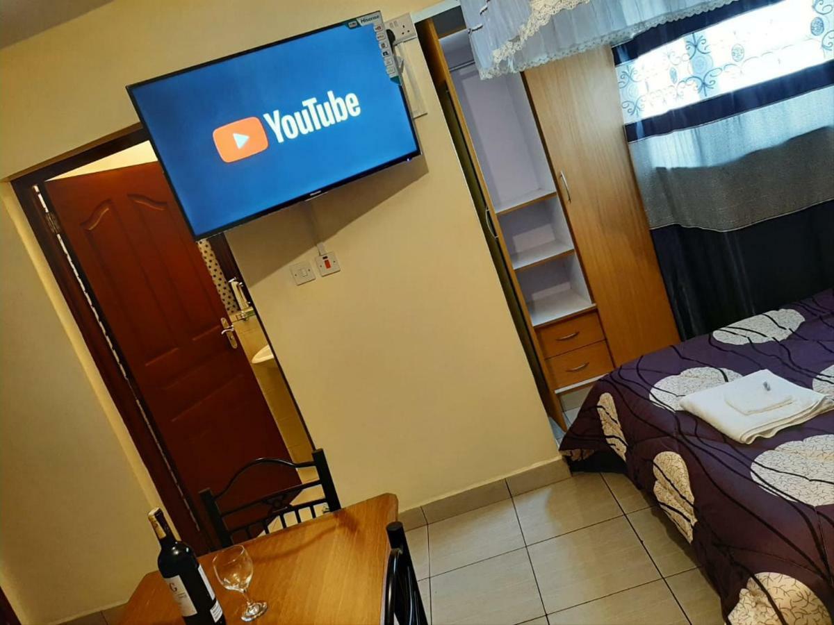 Mercy-phillips Located At Eagle Tower Building Centre Apartment *
