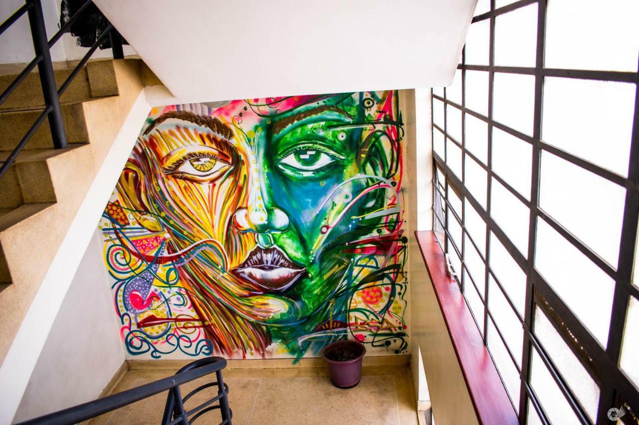 Mercy-phillips Located At Eagle Tower Building Centre Apartment *