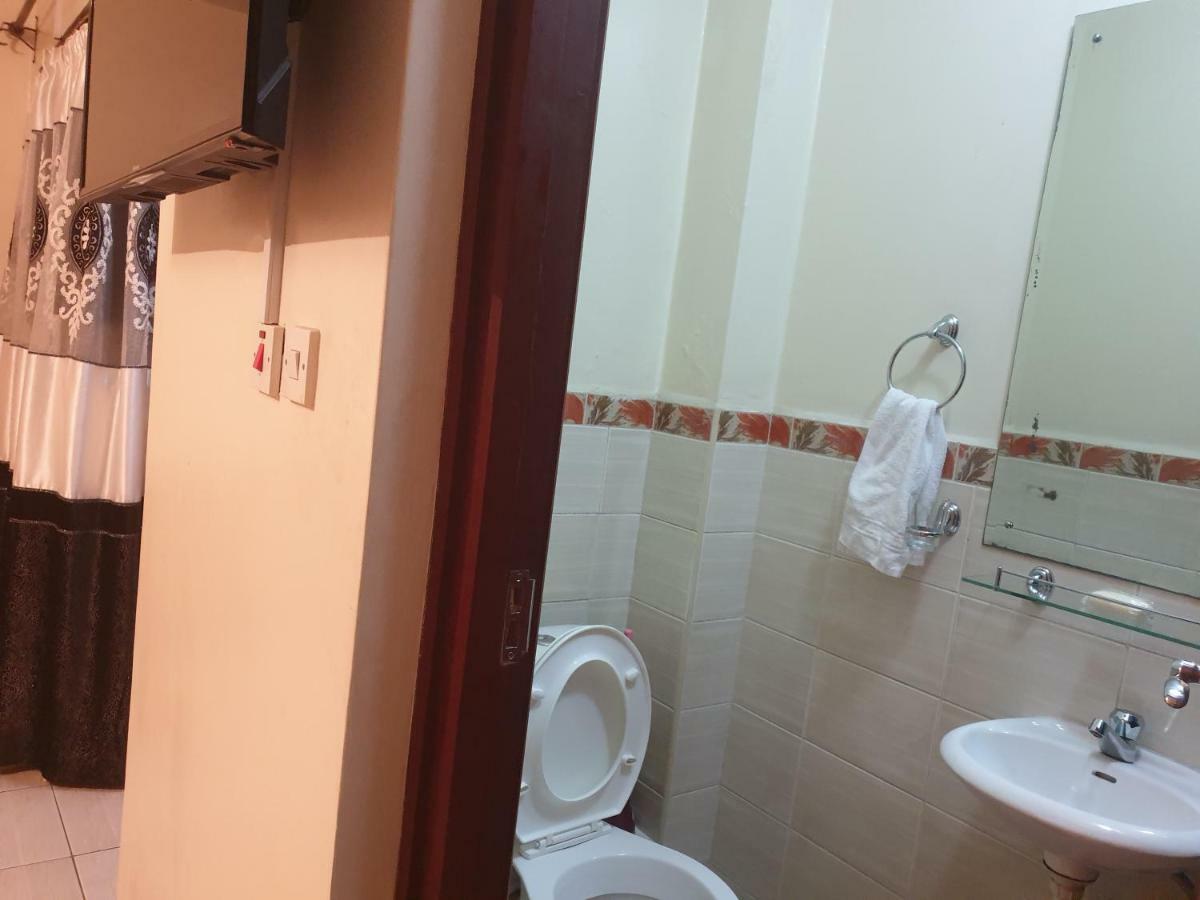 Mercy-phillips Located At Eagle Tower Building Centre अपार्टमेंट